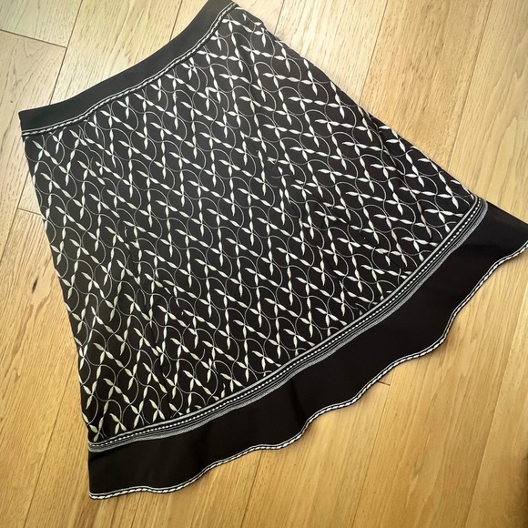 ⭐️BOGO FREE⭐️ ANN TAYLOR Stunning Embroidered Black A-Line Skirt - Picture 1 of 5